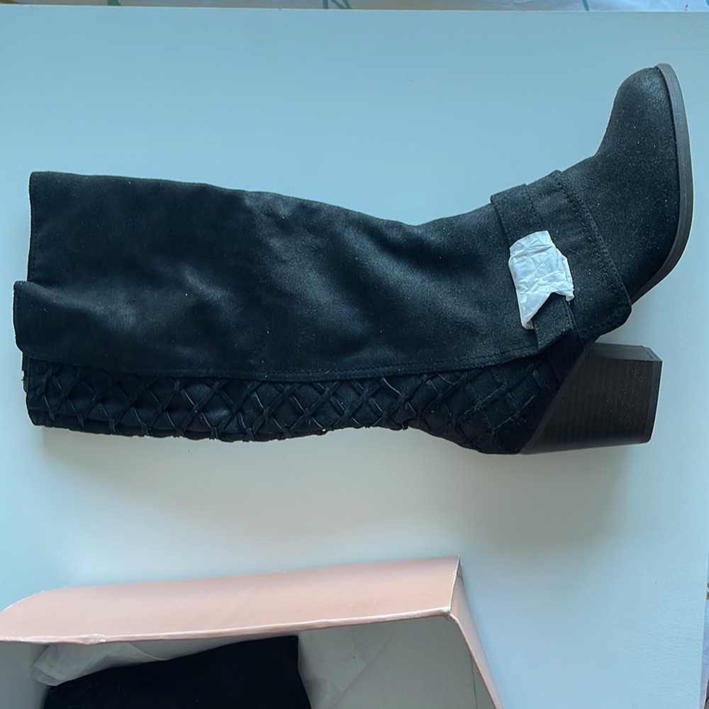 G2G!! NWT Kohl’s Larissa black tall heeled boot (top missing on the box) Size 8